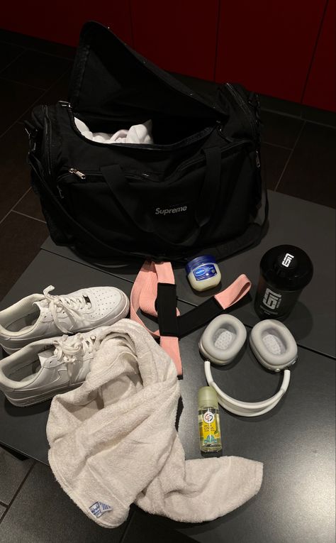 IG: lillimsr Gym Bag Essentials, Gym Essentials, Bag Essentials, Bags Aesthetic, Essential Bag, Gym Bag, Gym, Quick Saves