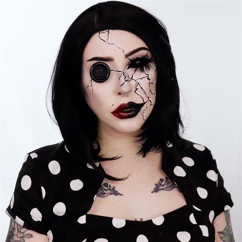 Mom From Coraline, Coraline The Other Mother, Halloween Makeup Inspo, Other Mother Coraline, Mothers Makeup, Coraline Makeup, The Other Mother, Beautiful Halloween Makeup, Halloween Makeup Look