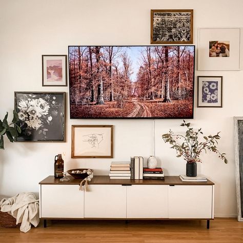 Gallery Wall Around Tv, Modern Tv Wall Design Ideas, Tv Gallery Wall Ideas, Fireplace Tv Console, Tv Gallery Wall, Estilo Cottage, Decor Around Tv, All White Room, Tv Stand Decor