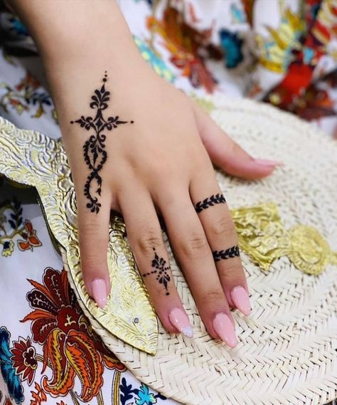 Tattoo Mini, Simple Henna Tattoo, Simple Henna, Mehndi Designs For Fingers, Tunisia, Henna Tattoo, Henna Designs, Mehndi Designs, Henna