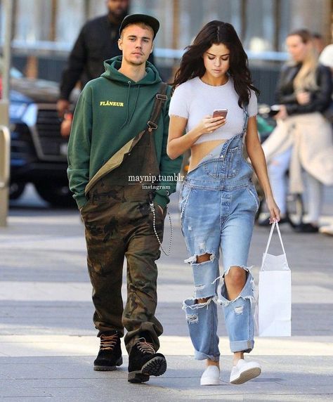 Selena Gomez Justin, Walking In New York, Selena Gomez And Justin Bieber, Selena Gomez And Justin, Toxic Positivity, Bieber Selena, Justin Bieber Selena Gomez, Justin Bieber Outfits, Justin Bieber And Selena