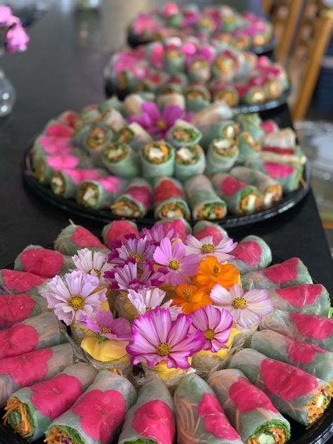 Vegan Tea Party Food, Fairy Food Ideas, Thai Catering, Rice Cups, Floral Food, Summer Roll, Flowers And Food, Sweet Sticky Rice, Edible Flowers Recipes