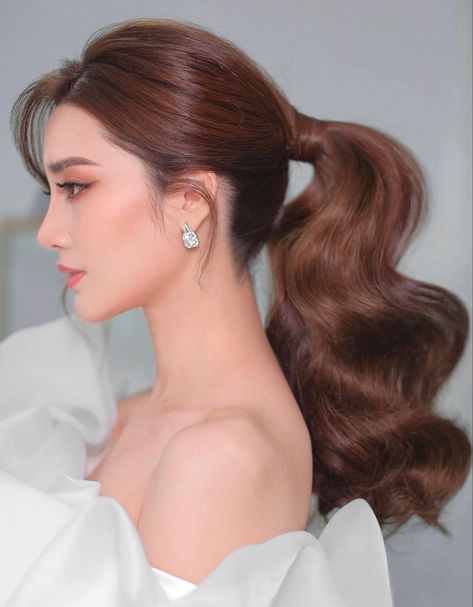 Korean Hairdo, Fashion Outfits Baddie, Bride Makeup Asian, Korean Wedding Hair, Party Hairdo, Adventure Music, High Fashion Hair, Outfits Baddie, Wedding Hair Up