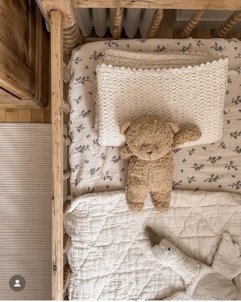 Beige Mom Aesthetic Nursery, Cottage Core Girl Nursery, Vintage Nursery Aesthetic, Cottage Toddler Room, Vintage Baby Aesthetic, Cottagecore Nursery Ideas, Cottagecore Kids Room, Nursery Ideas Vintage, Cottagecore Baby Room