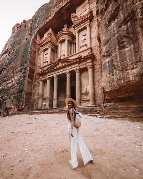 NATALIE ༚ travel & lifestyle sur Instagram : exploring the treasury in petra🏛 just so surreal to saw this in real✨for sure a special experience. when was the last time you had a… Desert Photoshoot Outfit, Petra Travel, Egypt Outfits, Egypt Trip, Outdoor Architecture, Travel Outfit Plane, Egypt Fashion, Jordan Travel, Petra Jordan