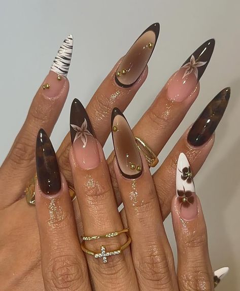 Cool Almond Nails Ideas, Nail Art Designs On Brown Skin, Cute Aesthetic Square Nails, Inspired Nails Vintage, Cool Gel X Nails, Boho Nails Square, Dark Nails Acrylic Design, Medium Almond Nails Fall, Extra Almond Nails