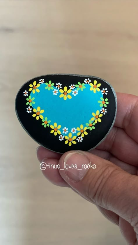 Instagram Acrylic Painting Rocks, Rock Crafts Diy, Rock Painting Flowers, Rock Painting Supplies, Painted Garden Rocks, Heart Rocks, Flowers And Hearts, Garden Rock Art, Diy Rock Art