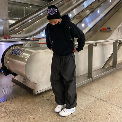 johann 🇵🇭 on Instagram: “domp” Parachute Pants Outfit, Pants Outfit Men, Boys Style, Outfit Inspo Summer, Guys Clothing Styles, 2022 Trends, Fur Coats Women, Outfits 2022, Summer 2022