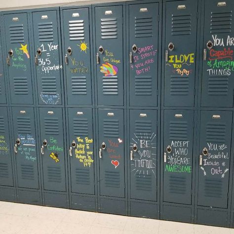 Positive notes on students lockers for morale pick-me-up Staff Lockers Ideas, Decorating Lockers School, Decorated Locker Rooms, Decorated School Lockers, Decorated Lockers School, Interact Club, Locker Hallway School, Loft Study, Staff Lockers