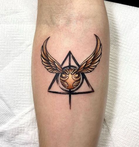 Golden Snitch Tattoos With Deathly Hallows Golden Snitch Tattoo Design, Deathly Hallows Tattoo Design, Harry Potter Snitch Tattoo, Golden Snitch Drawing, Tatuajes Harry Potter, Golden Snitch Tattoo, Snitch Tattoo, Tattoo Ideas With Meaning, Harry Potter Snitch