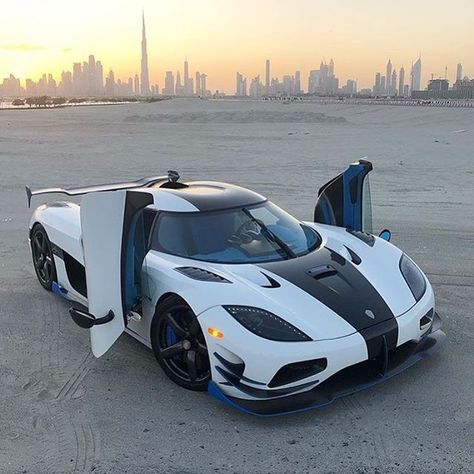 Koenigsegg Agera RS1 with a view of the Dubai skyline! Agera Koenigsegg, Agera Rs, Rally Car Racing, Tmax Yamaha, Dubai Skyline, Koenigsegg Agera, Drift Racing, Womp Womp, Race Tracks