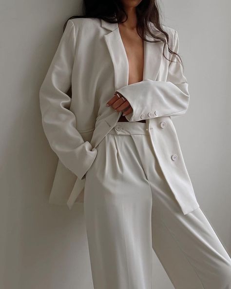 White Fashion Editorial, White Blazer Women, Studio Photography Poses, White Suit, Fashion Photography Inspiration, Fashion Mood Board, Minimal Outfit, White Blazer