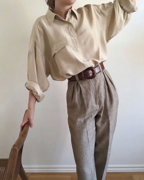 Freja Aura on Instagram: “For the love of vintage 💛  Silk shirt @maradvintage (gifted)” Favorite Aesthetic, Dark Academia Fashion Pants, Winter Mode Outfits, Dark Academia Outfit, Outfit References, Academia Outfits, Dark Academia Fashion, Academia Fashion, Mode Casual