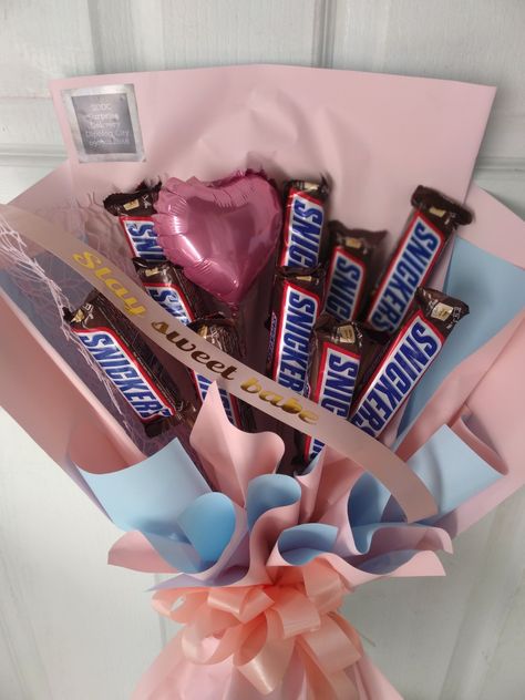 Snickers Bouquet, Food Bouquet, Snickers Bar, Birthday Gift Baskets, Chocolate Bouquet, Chocolates, Gift Baskets, Diy Gifts, Flowers Bouquet