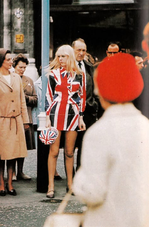 The Swinging Sixties — Street fashion in Regent Street, London, The Daily... Michael Hardy, 60s London, Regent Street London, 1960s London, Rule Britannia, Swinging London, Lifestyle Goals, 60s 70s Fashion, Carnaby Street