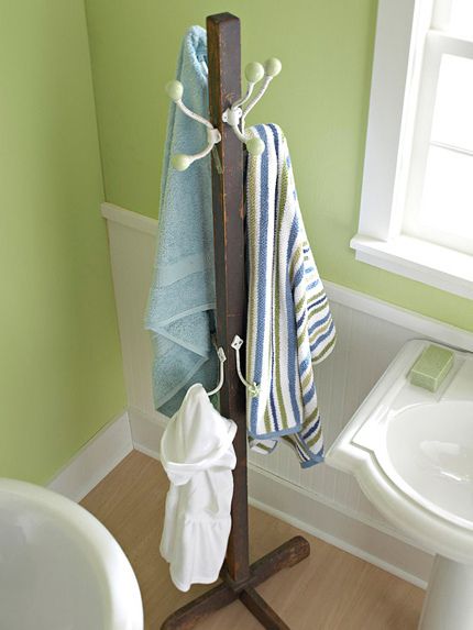 BUILD THIS for big bath - hooks up high, and lower (at hand towel level, next to sink) Paint a pretty color, or maybe metallic gold or just white?  BRILLIANT!!!!! Pool Towel Storage, Diy Coat Rack, Living Pool, Diy Coat, Storage Tips, Green Walls, Unique Bathroom, Towel Storage, Kids' Bathroom