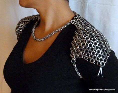 chainmail epaulettes Chainmaille Shoulder, Angel Armor, Chain Armor, Chainmail Clothing, Steampunk Fashion Women, Scale Maille, Chainmail Patterns, Shoulder Harness, Scale Mail