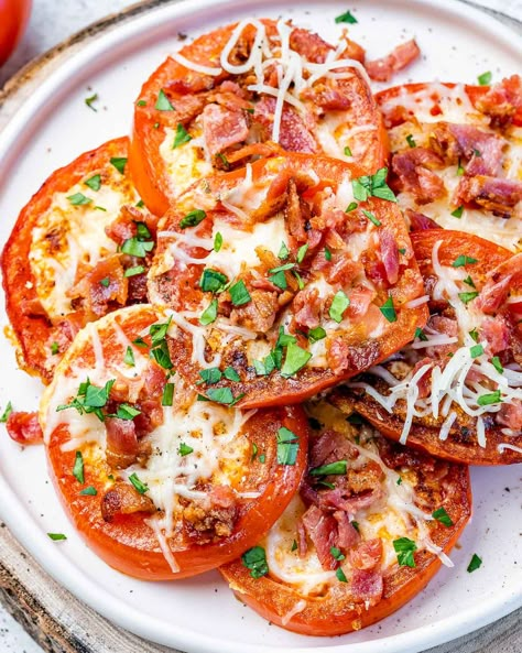 Tomato Breakfast, Tomato Egg, Fried Tomatoes, Egg Rings, Clean Food Crush, Food Crush, Easy Eggs, Clean Food, Ripe Tomatoes