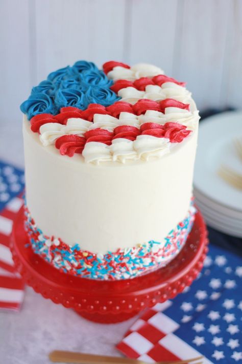 HOW TO Make a Flag Cake - Baking with Blondie American Flag Cake Ideas, 4th Of July Cake Ideas, Baking With Blondie, American Flag Cake, Patriotic Cake, Fourth Of July Cakes, July Desserts, Flag Cake, Patriotic Food