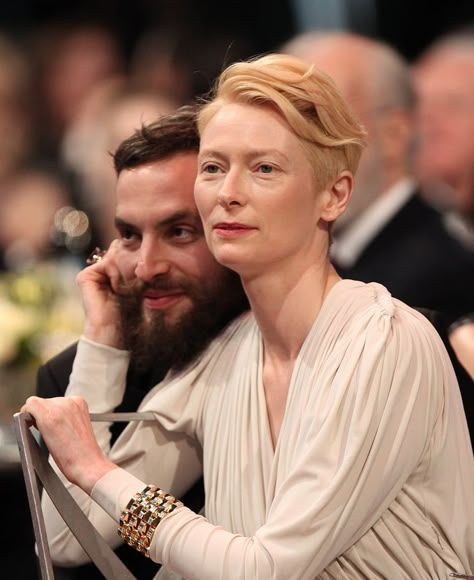 Tilda Swinton and Sandro Kopp Pictures Jim Jarmusch, Curly Pixie Cuts, Stylish Celebrities, Tilda Swinton, Stylish Couple, Trendy Haircuts, Pixie Haircuts, Undercut Hairstyles, Girl Short Hair