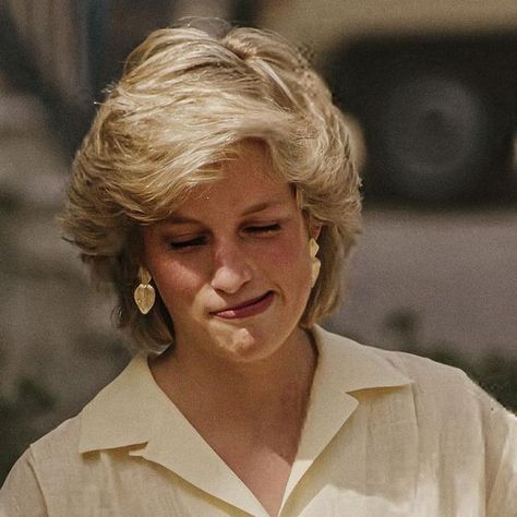 H on Instagram: "August 9, 1987: Diana, Princess of Wales Attending a photocall with the Spanish Royal during their holiday at Marivent Palace in Majorca, Spain 💛 - #princessdiana #duchessdiana" Diana Princess Of Wales, Princess Diana Young, The Crown Princess Diana, Princess Diana Angry, Princess Diana 1997, Princess Diana Helping Others, Princess Diana Hair, Kelly Lebrock, Princess Diana Fashion