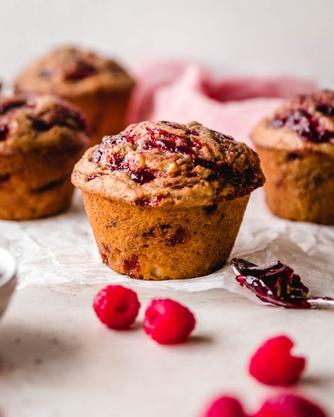 This easy raspberry muffin recipe makes 8 jumbo muffins that look just like they came from the bakery with their beautifully domed tops. Bursting with raspberry flavor from the raspberry jam that is swirled into the batter and into the muffin tops, these homemade raspberry muffins also have a hint of lemon from the lemon juice and lemon zest added to the batter. To keep these muffins flavorful and moist, sour cream is also added to the muffin batter. | kickassbaker.com Jam Filled Muffins Recipe, Gourmet Muffins, Muffins With Sour Cream, Unhealthy Desserts, Dessert Auction, Jam Muffins, Healthy Muffins For Kids, Raspberry Muffin Recipes, Sour Cream Muffins