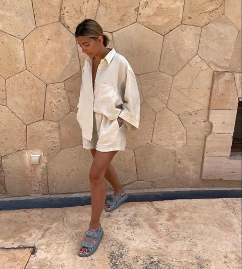 Dad Sandals Outfit, Beach Holiday Outfits, Aylin Koenig, Barcelona Outfits, Bali Outfit, European Fashion Summer, Holiday Outfits Summer, Look Clean, Summer Holiday Outfits