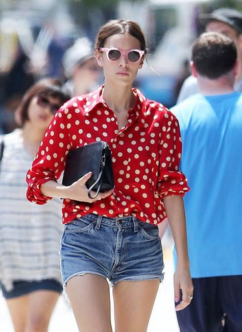 Market HQ Blog - We sell cool shit: Alexa Chung Style Alexa Chung Style, Mode Tips, Giovanna Battaglia, Jeanne Damas, Dot Shirt, Blazer Outfit, Diane Kruger, Charlotte Casiraghi, Gisele Bundchen