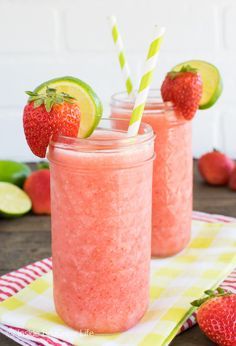 Strawberry Slushie, Fresh Fruit Cocktails, Fresh Drinks Summer, Strawberry Limeade, Strawberry Drink, Slushie Recipe, Strawberry Dessert Recipes, Summer Drink Recipes, Refreshing Summer Drinks