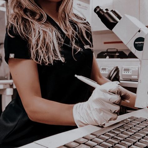 Trabajos Aesthetic, Hospital Aesthetic, Medicine Aesthetic, Women Doctors, Blonde Nurse, Doctor Life, Doctor Quotes Medical, Job Inspiration, Medical Photography