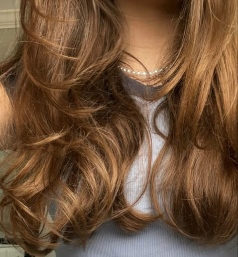 Golden Brown Hair Aesthetic, Long Light Brown Wavy Hair, Light Brown Hair Girl Aesthetic, Light Brown Hair Aesthetic, Light Brown Wavy Hair, Brown Hair Icon, Jackie Taylor, Pelo Cafe, Brown Wavy Hair