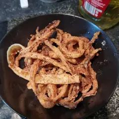 Spur style onion rings Recipe by Kim Maroney - Cookpad Onion Rings Recipe, Crispy Onions, Pepper Powder, Frying Oil, Cooking Instructions, Onion Rings, Onions, Cooking Tips, Great Recipes