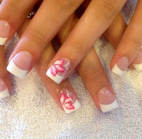 French with pink flower nail French Tip Spring Nail Designs, French Tip Nails With Pink Accent, French Tip Manicure With Flower, Tropical French Manicure, French Nail Flower Designs, French Tip Nails With Tropical Design, Tropical Nails French Tips, French Tip Summer Nails Designs, French Tip Nails For Spring