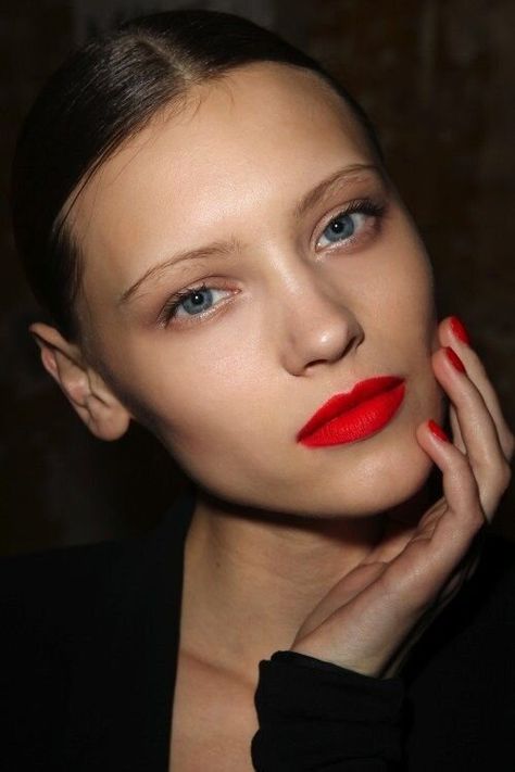 No mascara | HOWTOWEAR Fashion Red Orange Lipstick, Makeup Runway, Red Lipstick Looks, Bright Red Lipstick, Holiday Makeup Looks, Bright Lips, Beauty Make-up, Bold Lips, Holiday Makeup