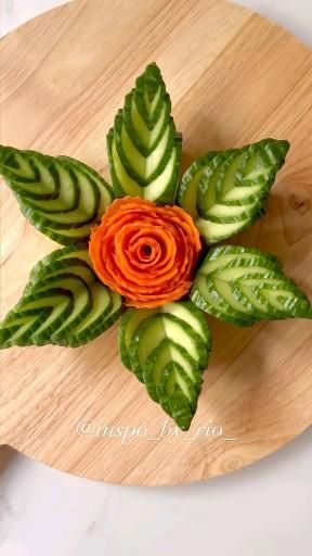 Vegetable Design Art, Cucumber Carving, Cottagecore Party, Salad Decoration Ideas, Salad Design, Decorative Food, Work Recipes, Vegetable Art, Fruit Platter Designs