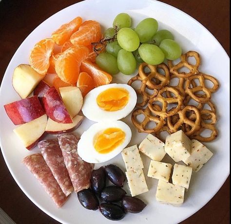 Healthy Snack Alternatives To Junk Food, Adult Lunchables, Healthy Lunch Snacks, Plate Ideas, Easy Healthy Meal Prep, Cheese Cubes, Healthy Food Dishes, Afternoon Snack, Healthy Food Motivation