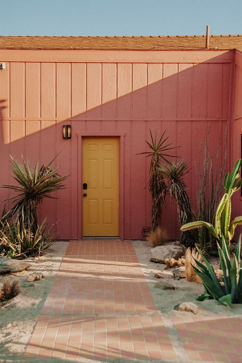 A “Britney Spears Window” Isn’t the Typical Hallmark of a Desert Home Style Californien, Pink Paint Colors, Outdoor Tub, Yucca Valley, Fireclay Tile, Desert Homes, Pink House, Style Deco, Outdoor Tiles