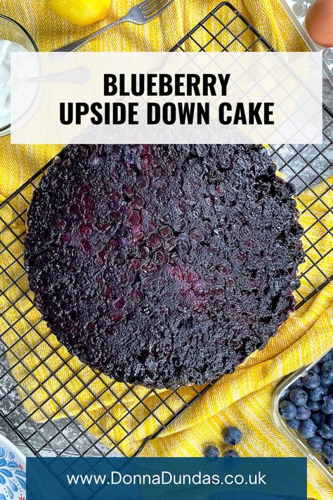 blueberry upside down cake on wire rack. Kids Dessert Recipes, Simple Sponge Cake, Blueberry Upside Down Cake, Easy Cake Ideas, Moist Blueberry Cake, Fresh Blueberry Recipes, Family Dessert Recipes, Upside Down Cake Recipe, Fridge Cake