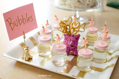 How to make DIY bubble jar party favors Bubble Solution Recipe, Jar Party Favors, Bubble Favors, Bubble Party Favors, Bubble Mix, How To Make Bubbles, Pink Lemonade Party, Homemade Bubbles, Bubble Solution