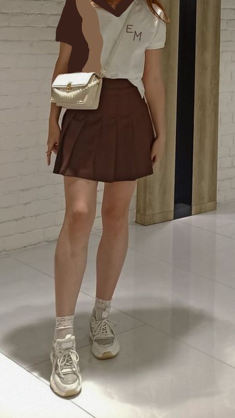 Tennis Skirt Polo Shirt, Polo Shirts And Skirts Outfit, Short And Polo Outfit Women, Collard Shirt And Skirt Outfit, Polo Shirt Outfit Skirt, Polo Shirt And Skirt Outfit, Brown Skirt Summer Outfit, Brown Pleated Skirt Outfit Summer, White Shirt Brown Skirt