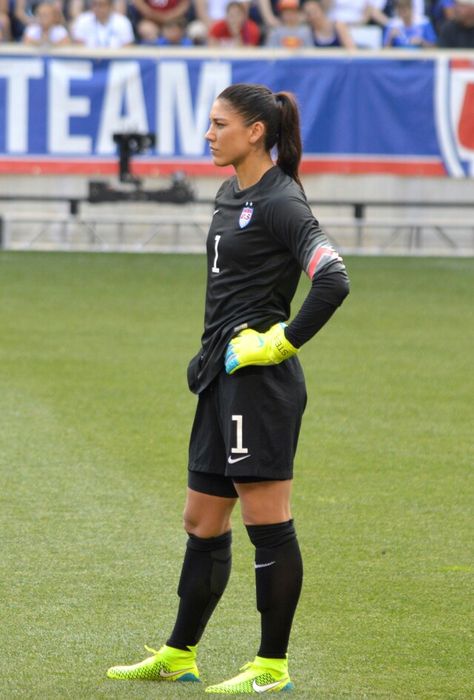 Us Women's National Soccer Team, Female Football Player, Uswnt Soccer, Female Soccer, Manchester United Team, Hope Solo, Soccer Goalie, Female Soccer Players, Usa Soccer Women