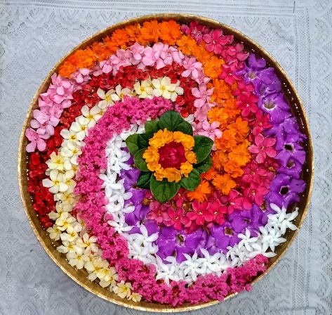 Round Flower Rangoli Design, Flower Pokalam, Onam Vibes, Aarti Thali, Flowers Rangoli, Home Flower Decor, Thali Decoration, Easy Rangoli Designs Videos, Thali Decoration Ideas