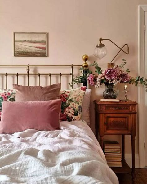 Dusty Pink Bedroom, Pink Bedroom Decor, Interior Vintage, Cottage Bedroom, Vintage Bedroom, Pink Bedroom, Apartment Inspiration, Room Inspiration Bedroom, Dream House Decor