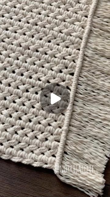 New Macrame Designs, Knitting With Macrame Cord, Diy Macrame Rug Tutorial, Macrame Placemat Tutorial, Crochet With Macrame Cord, Macrame Rug Diy, Macrame Rug Pattern, Macrame Ideas Home Decor, Macrame Placemat Diy