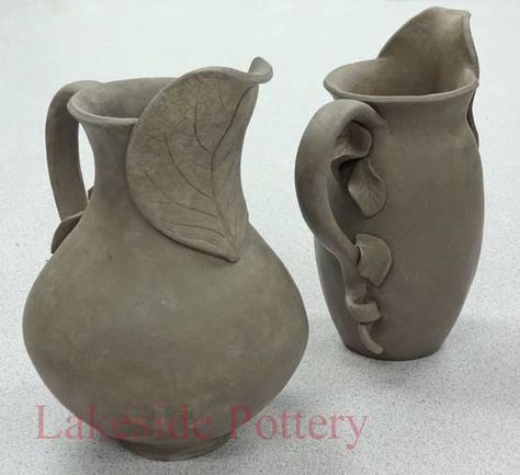 Hand built pitchers with leaves design.These are absolutely gorgeous. Clay Vases, Pottery Projects, Vase Deco, Beginner Pottery, Pottery Handbuilding, Tanah Liat, Pretty Plates, Slab Pottery, Hand Built Pottery