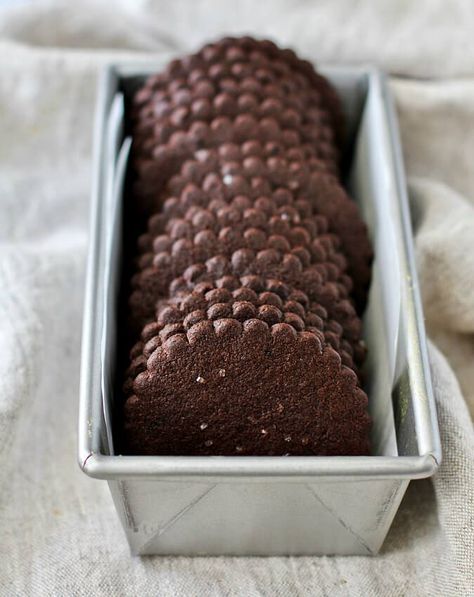 Chocolate Wafer Cookies Wafer Cookie Recipe, Wafer Cookie, Resepi Biskut, Chocolate Wafer, Chocolate Wafer Cookies, Famous Chocolate, Wafer Cookies, Chocolate Wafers, Icebox Cake