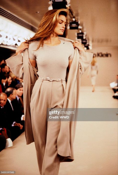 Calvin Klein Runway, Cindy Crawford Style, 90s Fashion Icons, Ready To Wear Fashion Show, Models 90s, Ready To Wear Fashion, Original Supermodels, 90s Model, 90s Models