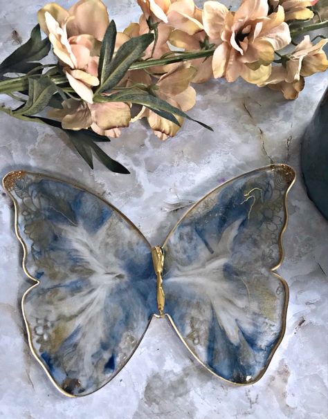 Butterfly Resin Art, Epoxy Butterfly, Diy Resin Wall Art, Resin Geodes, Diy Resin Earrings, Butterfly Resin, Rich Art, Epoxy Resin Diy, Catholic Crafts