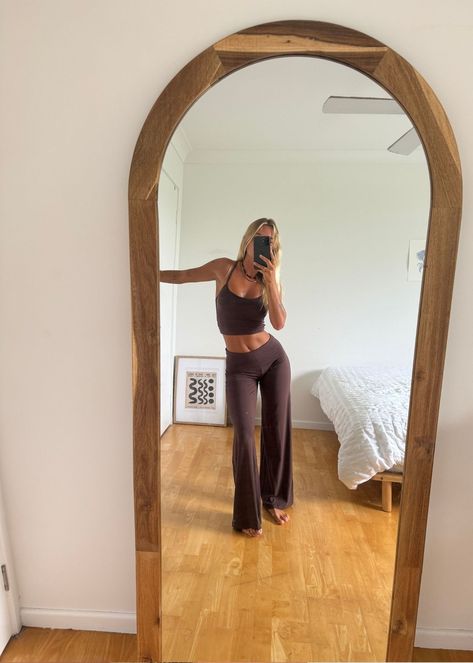 Brown Workout Outfits, Dark Brown Clothes, Going Out Outfits For College, Brown Yoga Pants Outfit, Tracksuit Ideas, Activewear Business, Aesthetic Workout Outfits, Types Of Movement, Lounge Outfits