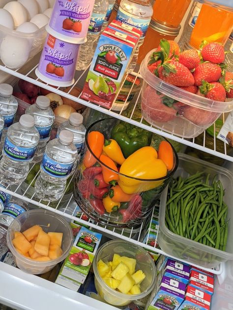 Organized Fridge Healthy, Healthy Fridge, Pantry Fridge, Healthy Lunch Snacks, Better Diet, Sleepover Food, Gym Food, Rainbow Food, Fridge Organization